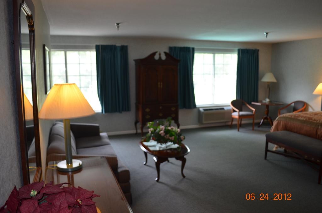 Surrey Inn Hotel Ashland Room photo